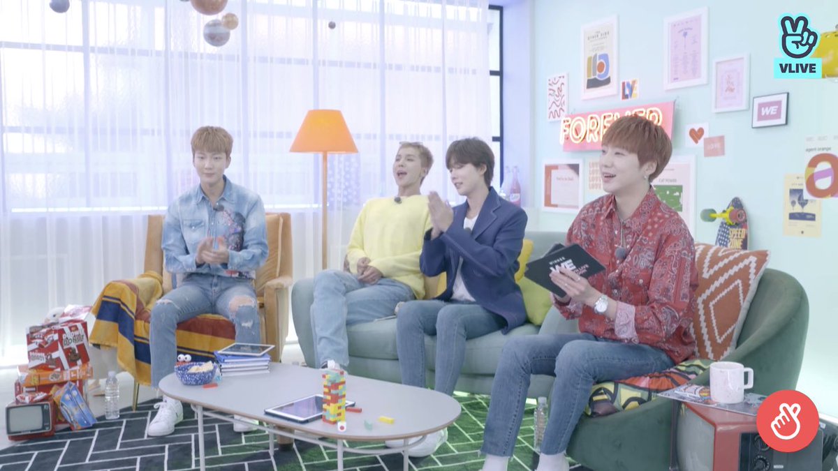 orient_ando's tweet photo. [#THREAD - review VLIVE]

GUESS WHO'S BACK! 
SAI DA FRENTE QUE O SUCESSO É GIGANTE E PRECISA DE ESPAÇO!

Winner está de volta em todo seu poder e carisma de sempre e - TAN TAN TAAAAAN - trouxeram o segundo mini álbum tão aguardado pelos Inner Circles (GLÓRIA A DEUXX)! https://t.co/ogsV2FPv9K