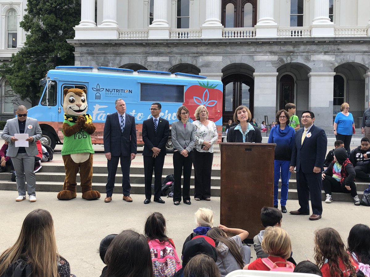 Rylee_Welly's tweet photo. 2nd Annual Picnic at the Capitol to bring awareness to Summer Meals. #picnicatthecapitol #summermeals #millionmeals #buildinghealthysac https://t.co/5LAWHhUcQE