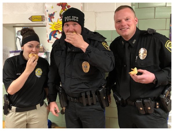 GPDOfcPlemons's tweet photo. Embracing the stereotype 🤣👮‍♂️🍩 #DonutsWithCops #NEBadgesinSchools @GordonElem https://t.co/kEoVzX43Y3