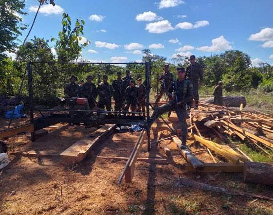 gen_jeleal's tweet photo. Mais uma atividade contra crimes ambientais na faixa de fronteira, agora em RO. Madeiras, caminhão, trator, motosserras apreendidos. Fazemos a nossa parte e vc pode confiar. Selva.
https://t.co/mubNxuPqgS https://t.co/vlItyDKs7U