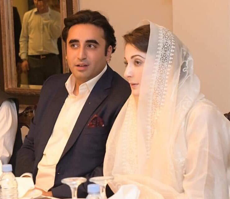 HaiderJarral6's tweet photo. ان دونو‍ں نے اپنی ماؤں کو کھویا ہے جس کی تکلیف آج بھی انکے چہرےسے عیاں ہے. 
یہ جائز اولاد ہیں اور اپنے والدین کے دفاع کا حق رکھتے ہیں.
ٹریان وائٹ کے بھائی بہن اس ٹویٹ سے دور رہیں..
@MaryamNSharif 
@b https://t.co/bxBh20H0zE