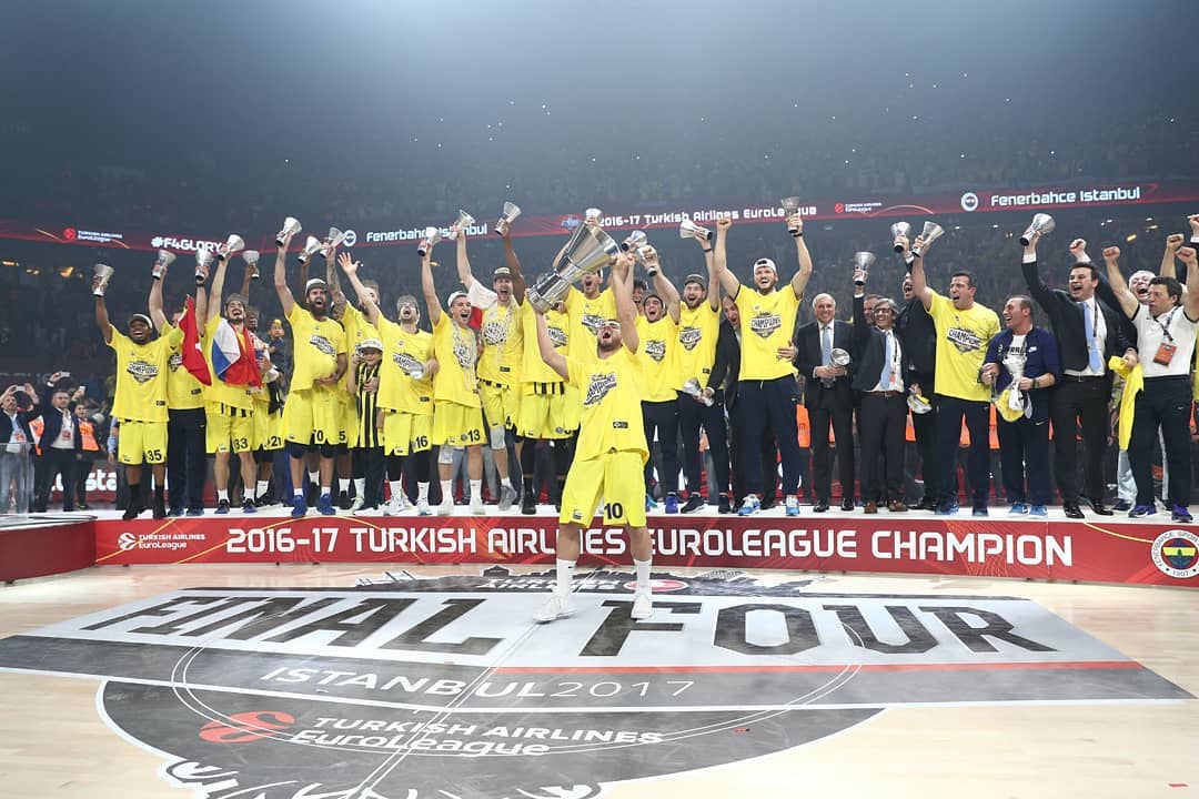 #FenerbahçeTarihindeBugün 🗓 | Euroleague finalinde Olympiakos’u ezici üstünlükle mağlup eden Fenerbahçemiz, bu kupayı kazanan ilk ve tek Türk takımı oldu!🤫 (21.05.2017)