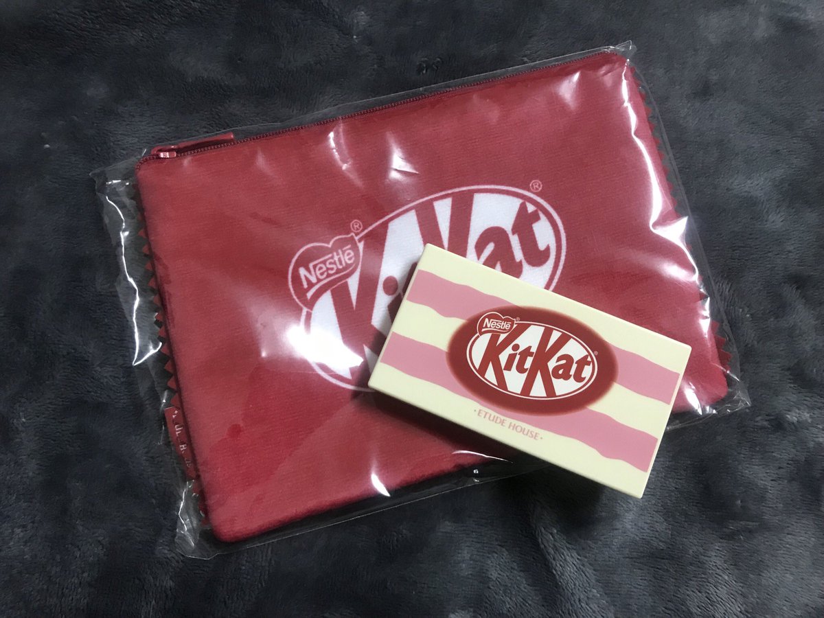 Chaberry4's tweet photo. ‼️พร้อมส่ง‼️ Etude House X Kitkat สีชมพูพร้อมของแถมเป็นกระเป๋ากำมะหยี่สีแดงค่ะ ของมาน้อยมาก มีเพียง 2 ตลับเท่านั้น สีละมุนสุดๆ ตลับพกพาง่าย  📌ราคา 550 รวมส่ง EMS ค่ะ #etudehousethailand #ETUDEHOUSE #พร้อมส่ง #เครื่องสำอางเกาหลี #พรีออร์เดอร์เกาหลี #บตบก https://t.co/MToYaYrRbf