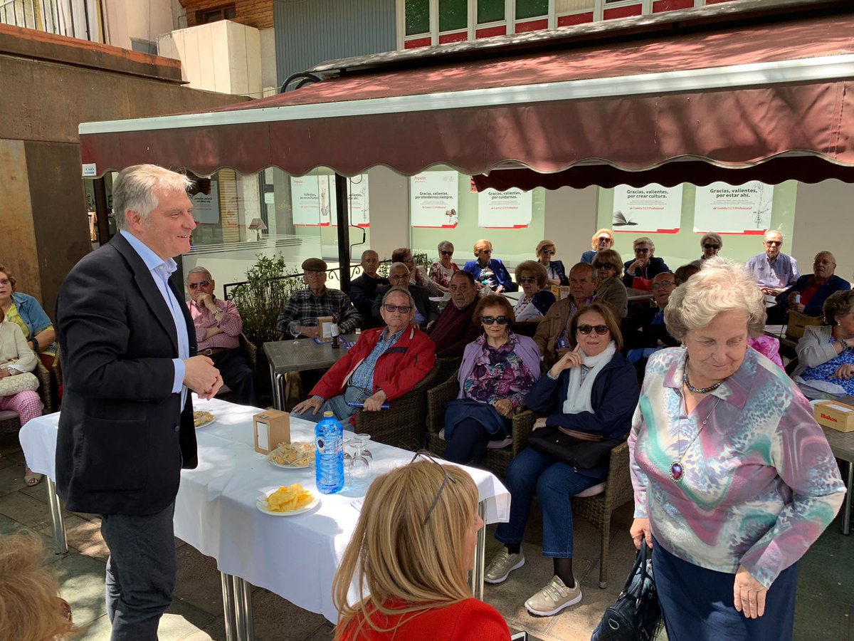 pacocanizares's tweet photo. 👉🏼 Esta mañana he mantenido un encuentro con personas mayores 👴🏼👵🏼 de Ciudad Real, donde he reafirmado mi apuesta por mejorar la calidad de vida de nuestros vecinos, con la puesta en marcha de programas y actividades de envejecimiento activo.

#PorqueTeImportaCiudadReal https://t.co/tSW73E3ulA