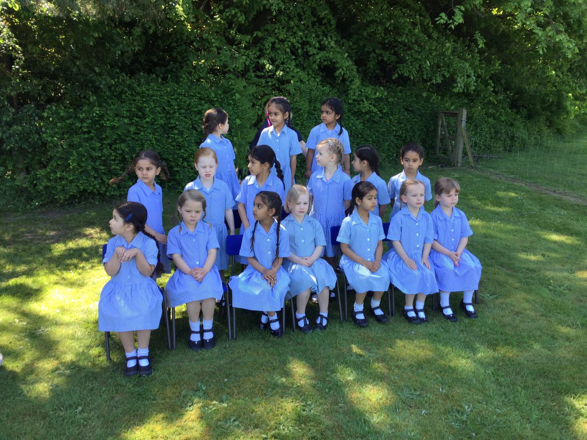 RMSCadogan's tweet image. #RMSReceptionEYFS getting ready for our class photo! #RMS