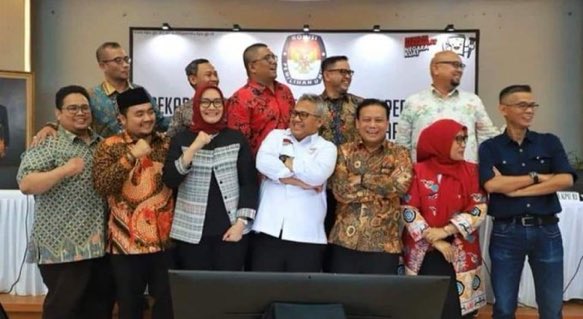 👨🏻‍🦰: BOs misi sudah dijalankan sesuai rencana... mohon arahan selanjutnya..
🧔🏻 : good job tema..!
👱🏻‍♂️ : yeeeeeee..!!! Selpi dulu lah merayakan sukses misi kita..
#SaveOurDemocracy 
#TolakHasilCurang