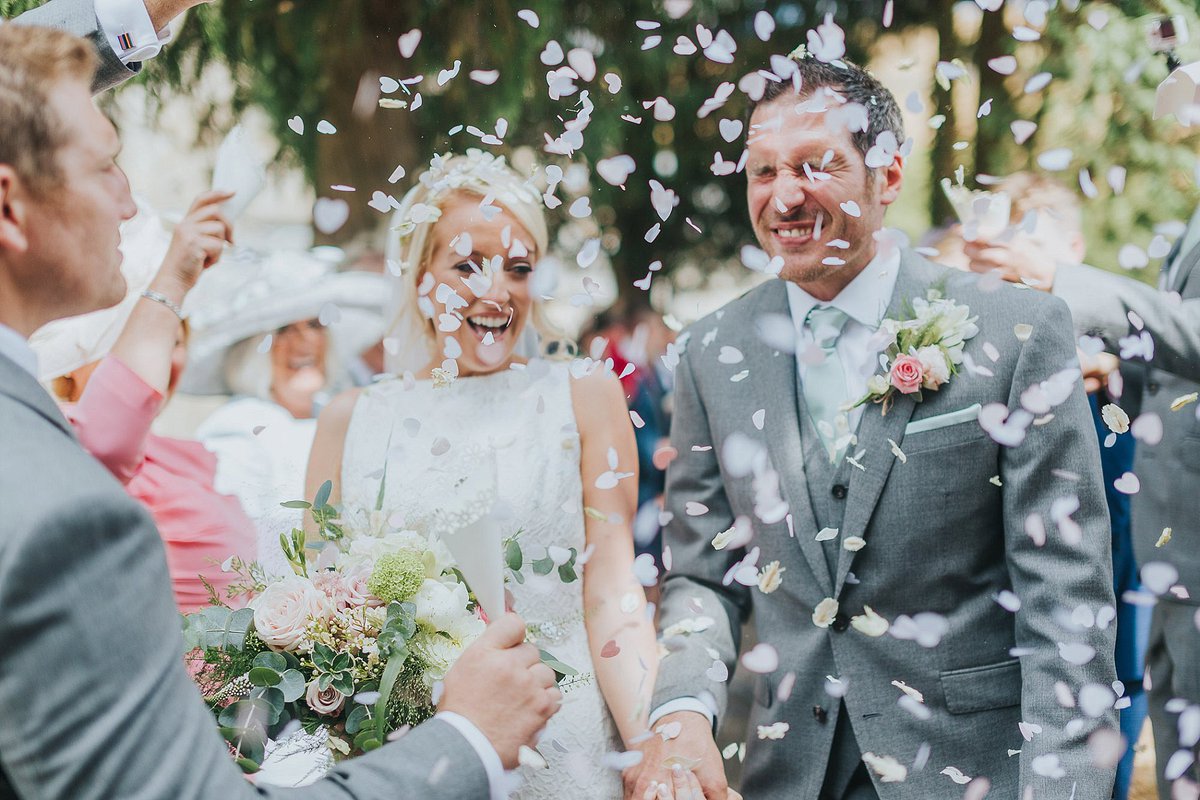 lovedupnorth's tweet photo. REAL WEDDING // YORKSHIRE
Venue: @redlionburnsall North #Yorkshire
Style: A pretty countryside wedding with soft sage green colour scheme
Season: Summer
https://t.co/GvkAD5IXJZ Pics @CalderwoodPhoto &amp; Jaime Sia https://t.co/170OXNLZYb
