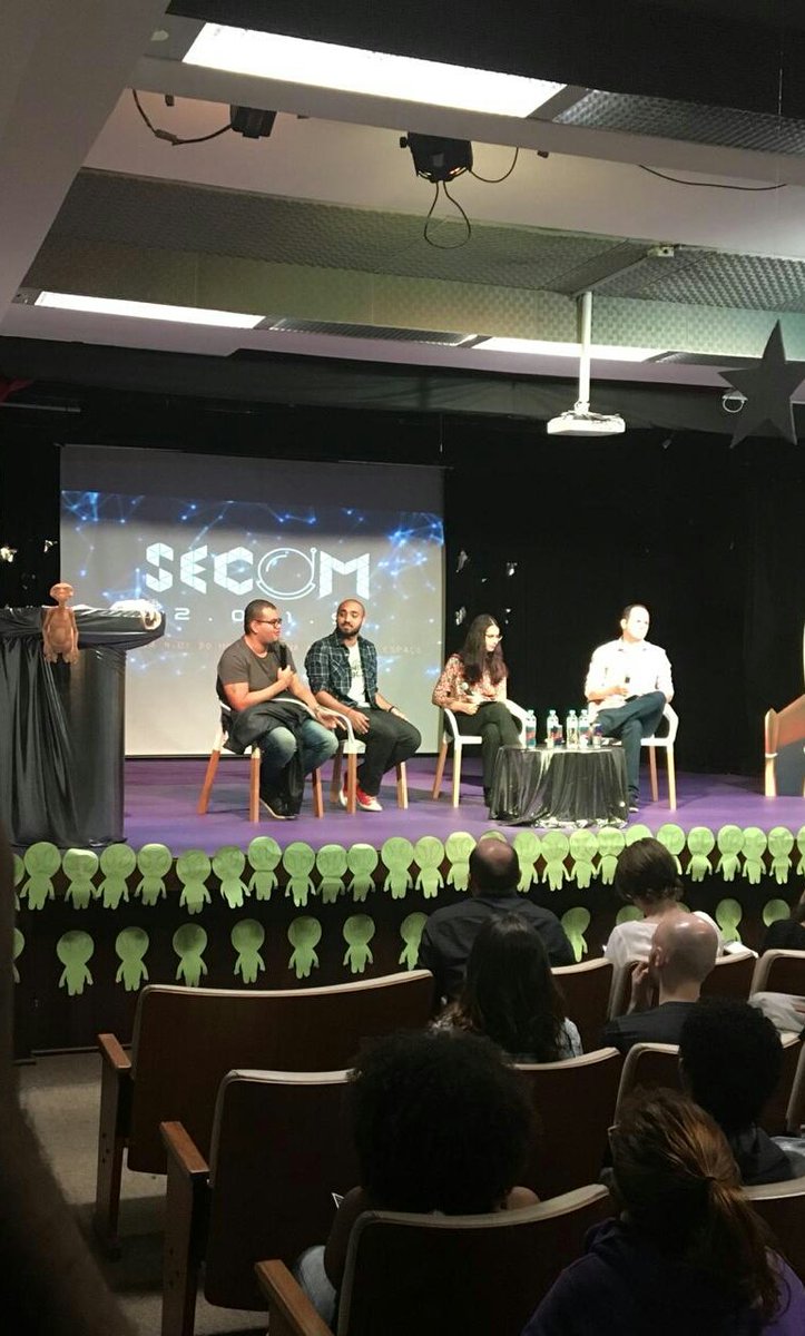 SecomTijuca's tweet photo. Agora Beto Estrada está contando como criou o seu podcast Matando os Robôs Gigantes! #secom2019 https://t.co/YaPNwBIi9E
