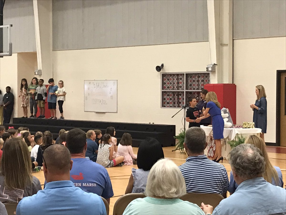 JenniBPeters's tweet photo. What a sweet time recognizing students at MES for academic achievement! @AbneyJennifer @Lauren_L_Blake #magnolialearns #trussvillelearns https://t.co/3DSK6onxBZ