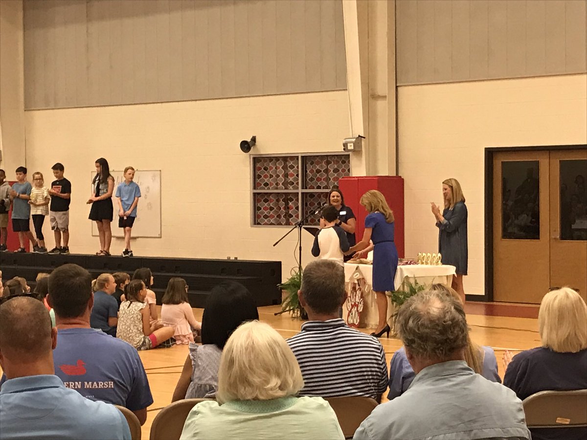 JenniBPeters's tweet photo. What a sweet time recognizing students at MES for academic achievement! @AbneyJennifer @Lauren_L_Blake #magnolialearns #trussvillelearns https://t.co/3DSK6onxBZ