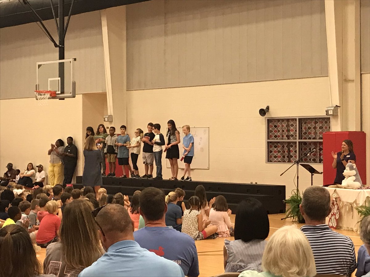 JenniBPeters's tweet photo. What a sweet time recognizing students at MES for academic achievement! @AbneyJennifer @Lauren_L_Blake #magnolialearns #trussvillelearns https://t.co/3DSK6onxBZ