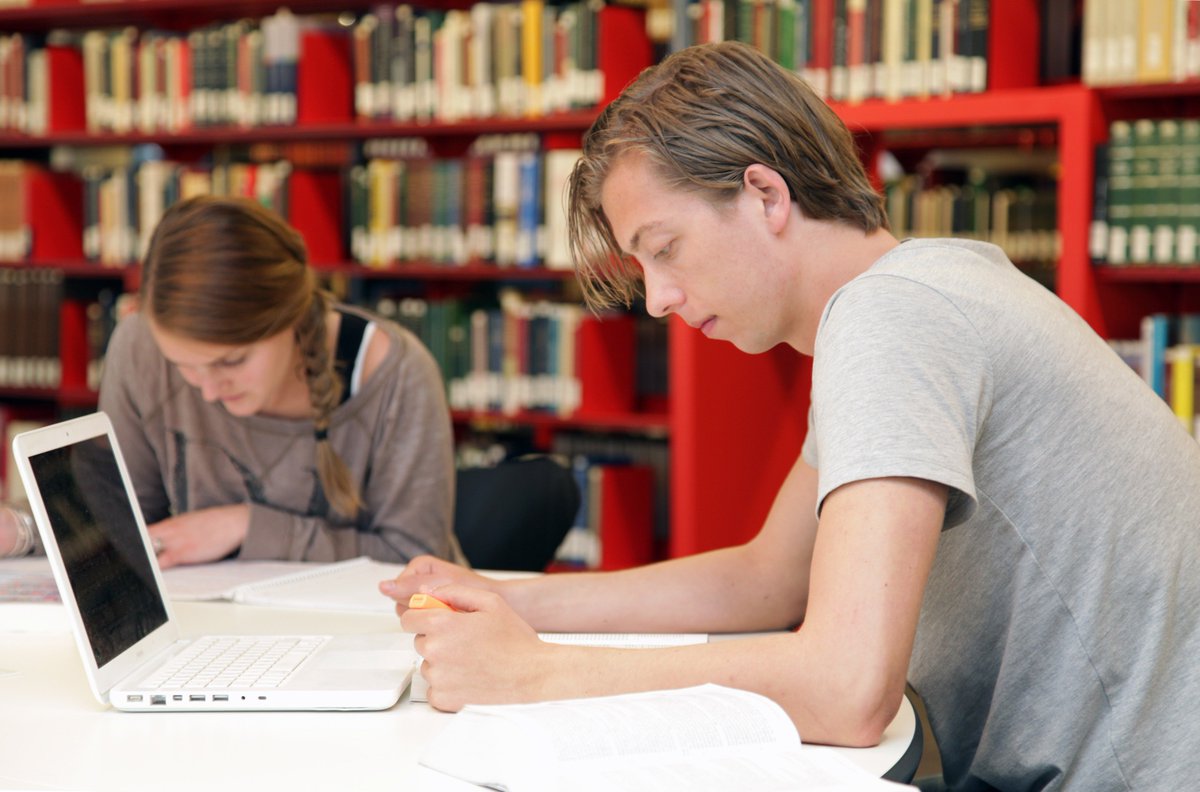 Heb je NU een studieplek in de UB <a href="/UniLeiden/">Universiteit Leiden</a> nodig om voor je tentamen te leren? Kijk dan even op Studyspots en je ziet in een ogenblik waar nog ruimte beschikbaar voor je is. Succes met blokken! bit.ly/2JUMBI6