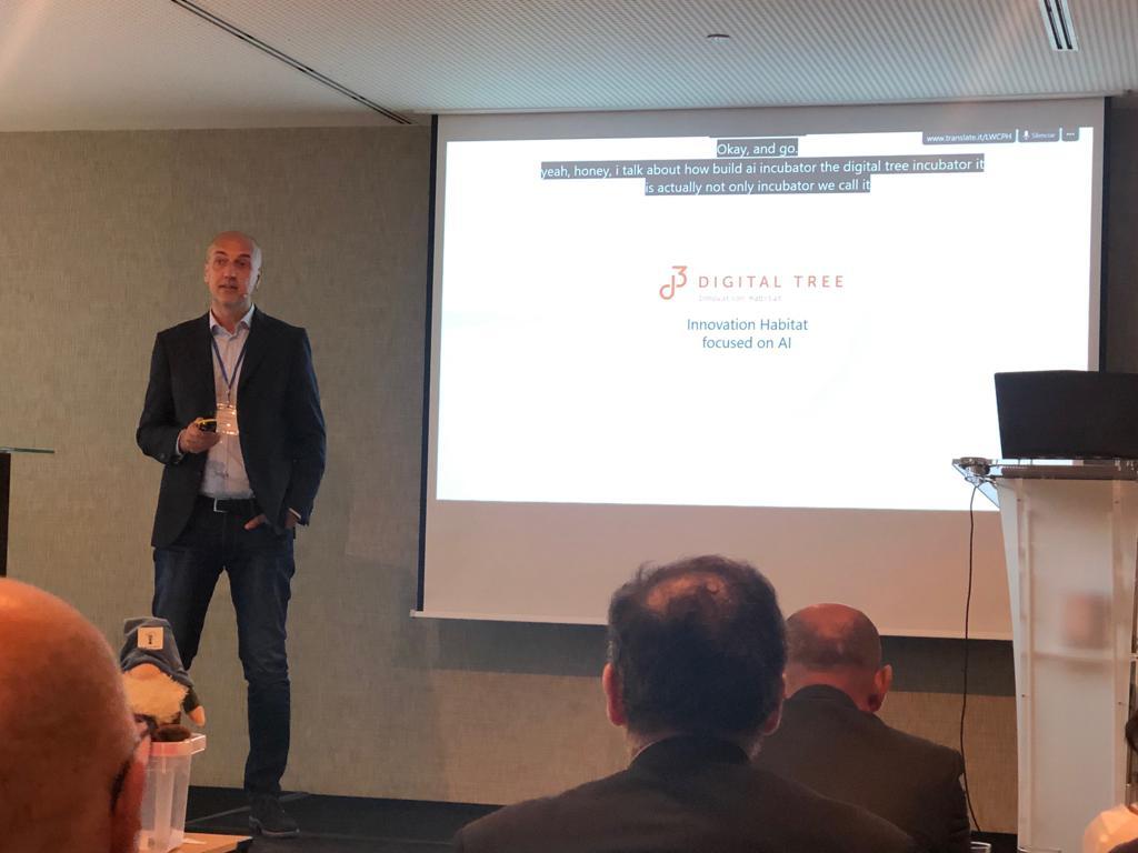 digital3ai_info's tweet image. 💬🎙️✈️ Edoardo Carpiceci | GM di Digital Tree racconta l&apos;importanza dell&apos;#ecosistema costruito all&apos;interno del nostro Innovation Habitat. Studenti, docenti universitari, professional e startup del mondo #AI sono il vero patrimonio del nostro progetto. #AI2019IAMCPMADRID