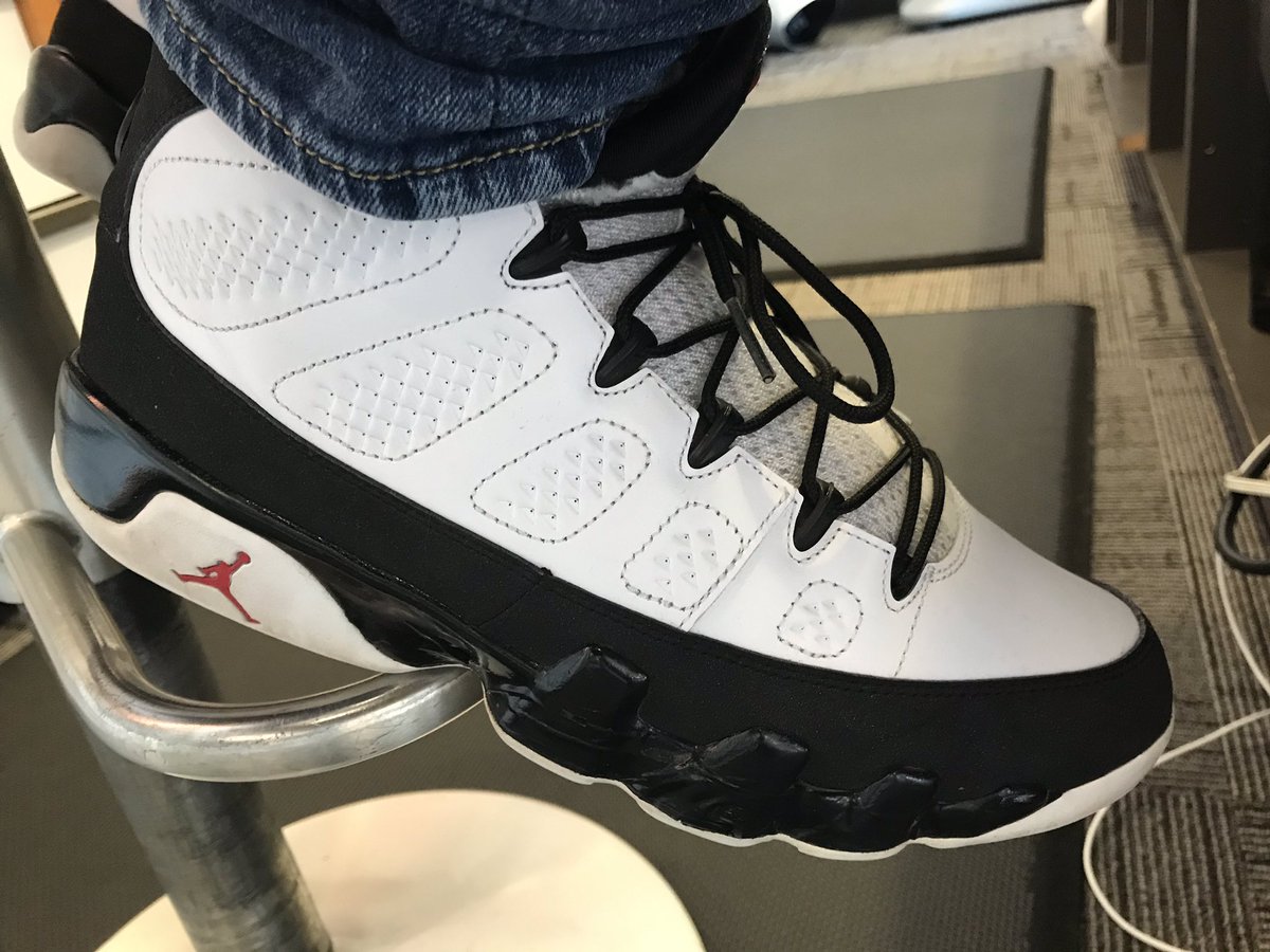 MidAtlanticHeat's tweet photo. A little #OGheat today Retro 9s for the culture #salesfloordrip #lifeatATT don’t mind the cracking, just a lil more personality 😊😍 @DaleB1 @RGordon_757 @404girl @BigMike2521 @jd4180 https://t.co/wBXCDAyyyM