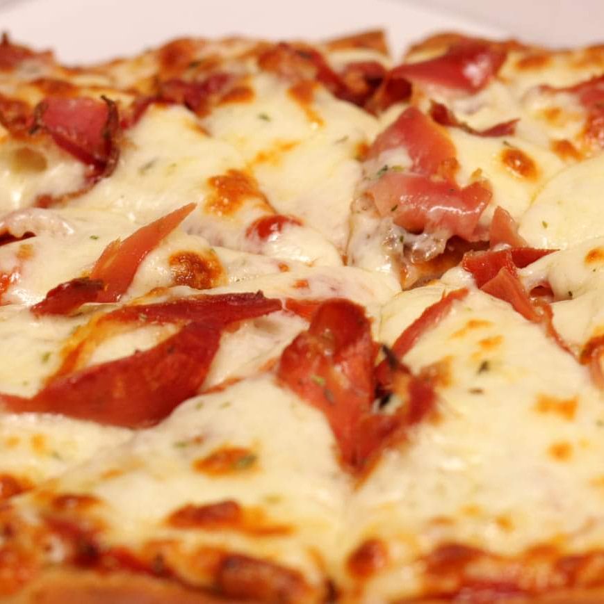 SuperBurger17's tweet photo. ¿Ya probaste nuestra #pizza con #JamónSerrano y #DobleQueso?🤯
Tiene un sabor único!🍕
#SuperBurger #Cuba #FastFoodInCuba #CubaTravel #Food #pizza #jamonserrano https://t.co/80KlgxRjSB