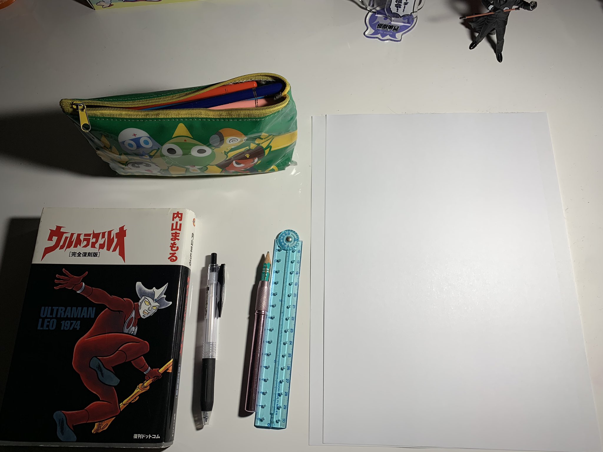 葱黒 ネギクロ 2 絵を描く時の道具 道具はこんな感じ 最初に下書きから入り そしてペン書きに入るので紙は2枚使います ちなみに紙はごく普通のコピー用紙ですしっかり描きたい時にはスケッチブックを使います あとは資料として本などを使います