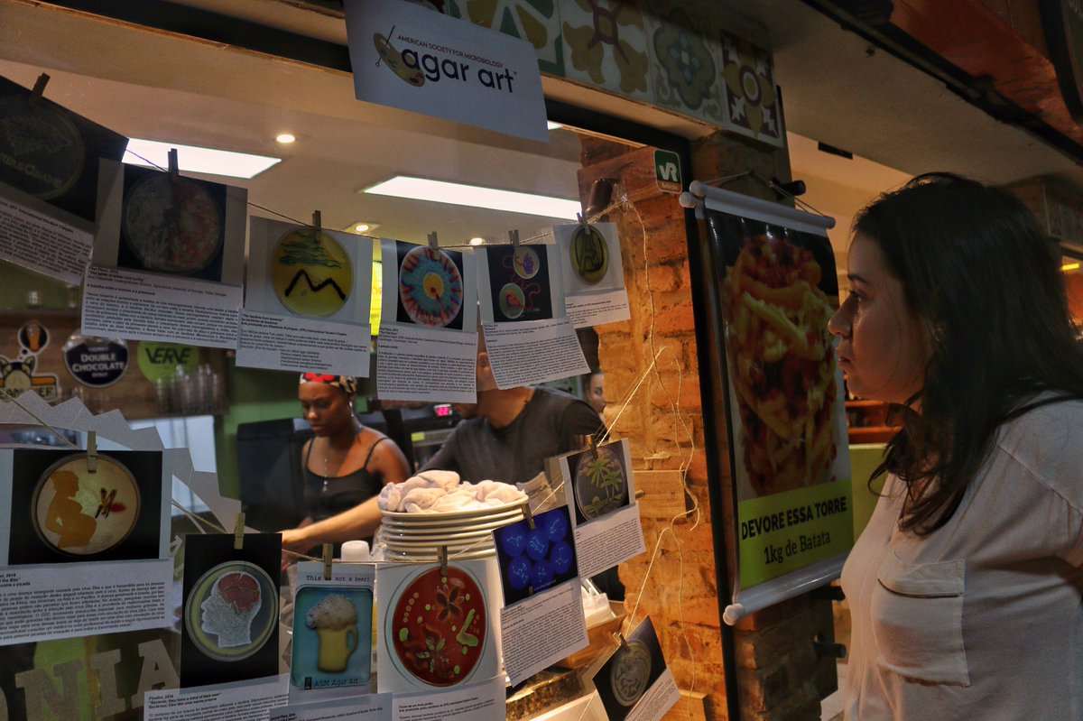 CienciaExplica's tweet photo. Ontem, no Empório Colonial, teve #AgarArt com o pessoal da @ASMicrobiology e @DivulgaMicro durante o @pintofscienceBR 💕😍
#PintOfScience #PintBR #PintRJ #Pint19 #PintOfScienceBR https://t.co/aJSMdgH2FO