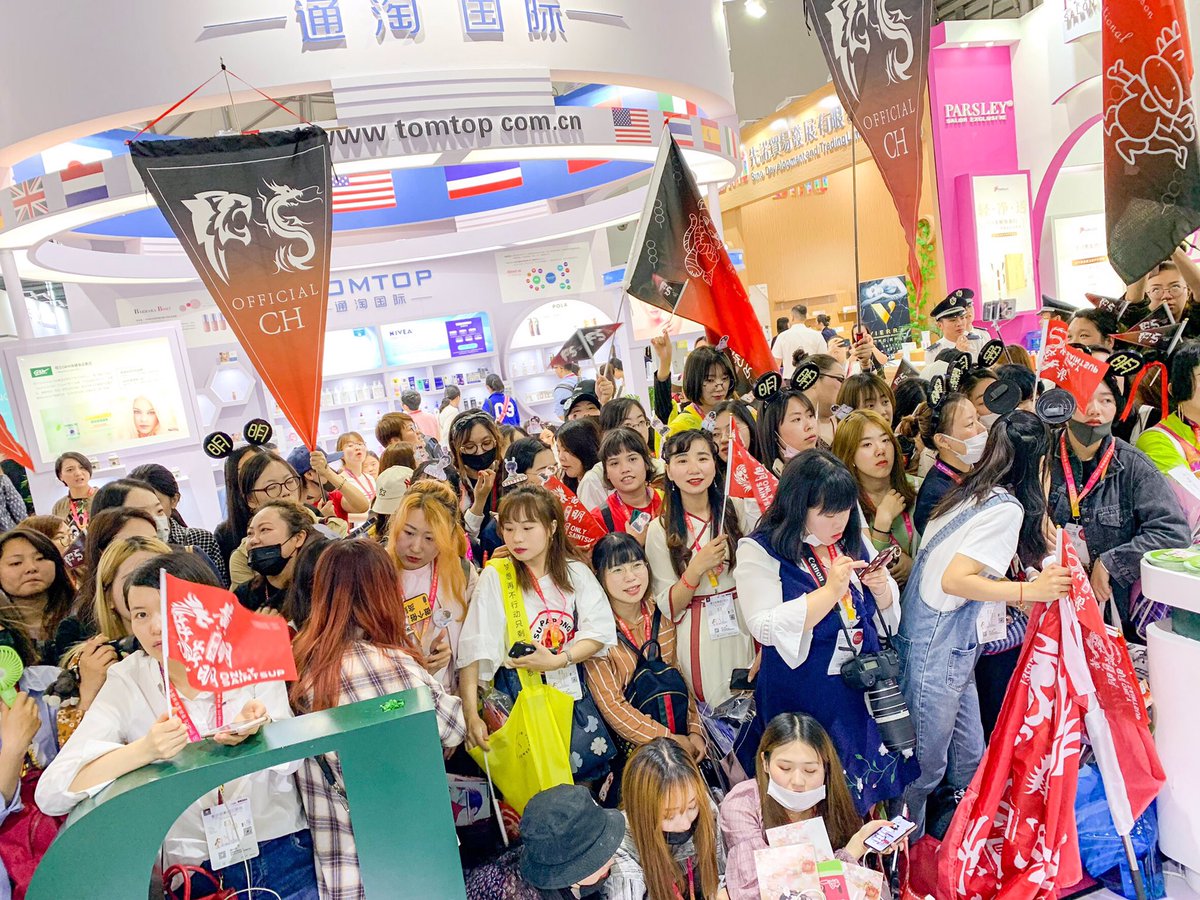 BKmaskofficial's tweet photo. วันนี้แอดมินก็ไม่พลาดเอาภาพบรรยากาศงาน China Beauty Expo'2019 วันที่ 21 พฤษภาคม 2562 กับ น้องเซ้นท์ และแฟนคลับชาวจีน ที่ใกล้ชิดกันแบบ exclusive สุดๆ มาฝากกันค่ะ งานนี้ประทับใจสุดๆไปเลยค่ะ ❤️ #SaintsupxBKacneThailand #Saint_sup https://t.co/aFAnM6ubFf