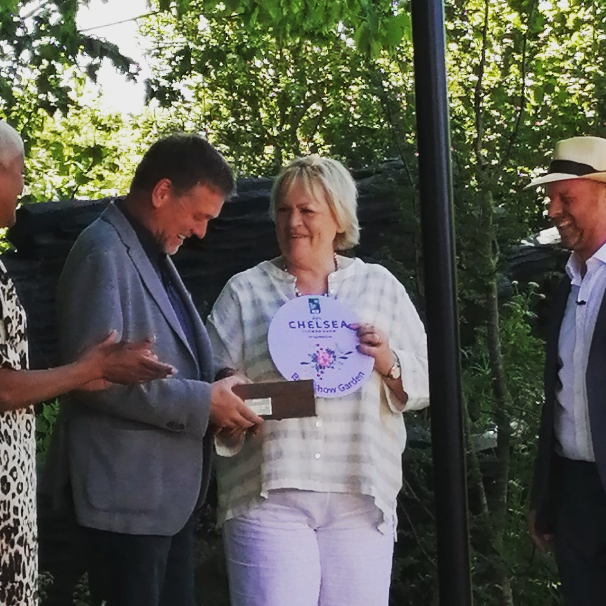AndySturgeon's tweet photo. We are excited to announce that we have won Best in Show at RHS Chelsea Flower Show 2019
#rhschelseaflowershow #chelseaflowershow #rhschelsea2019 #rhschelsea #bestinshow #AndySturgeon #andysturgeondesign #mandggarden @MandGGarden https://t.co/SSKn2ihtnO