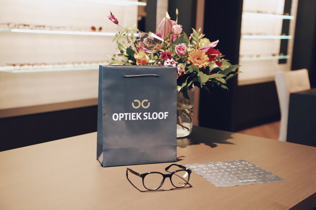 Optiek Sloof heeft een nieuwe indentiteit, ontwikkeld door Veconet. De nieuwe uitstraling valt samen met de verhuizing naar de nieuwe locatie aan de Grotestraat 62 te Ede. We zijn trots op het resultaat en feliciteren Optiek Sloof met hun schitterende winkel! #Ede