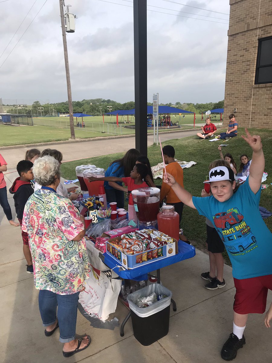 AndersonShiroHS's tweet image. Elementary students selling lemonade today at the Elementary School! #OwlFamily