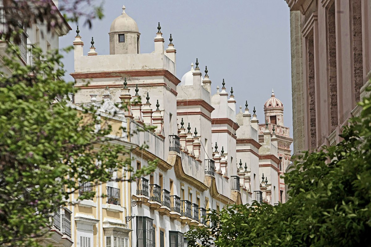 VisitCadiz's tweet photo. #Cádiz es la ciudad de las Torres Mirador, datadas la mayoría de ellas en el siglo XVIII. En el Centro Histórico se encuentran catalogadas 126 torres, y sólo tendrás que alzar la vista mientras paseas para encontrar alguna de ellas. https://t.co/rag1Q1X96L
