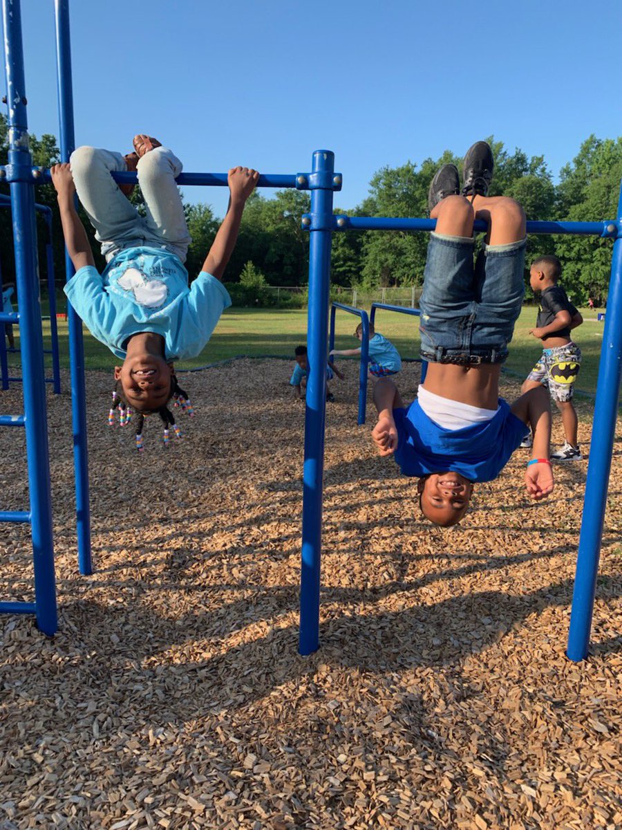 BurnsideBees1's tweet image. Students are having a blast at Field Day 2019!! Water activities are keeping our scholars cool😎💦@RichlandOne