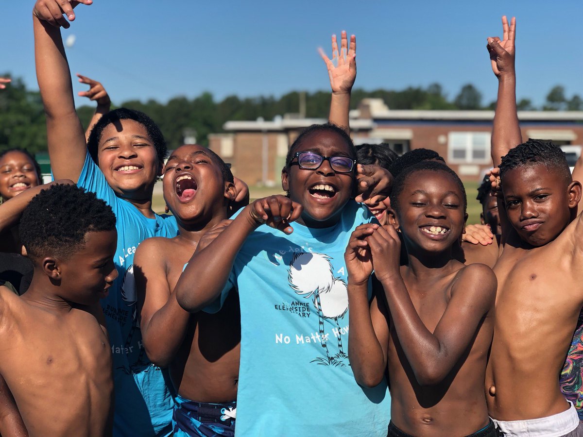 BurnsideBees1's tweet image. Students are having a blast at Field Day 2019!! Water activities are keeping our scholars cool😎💦@RichlandOne