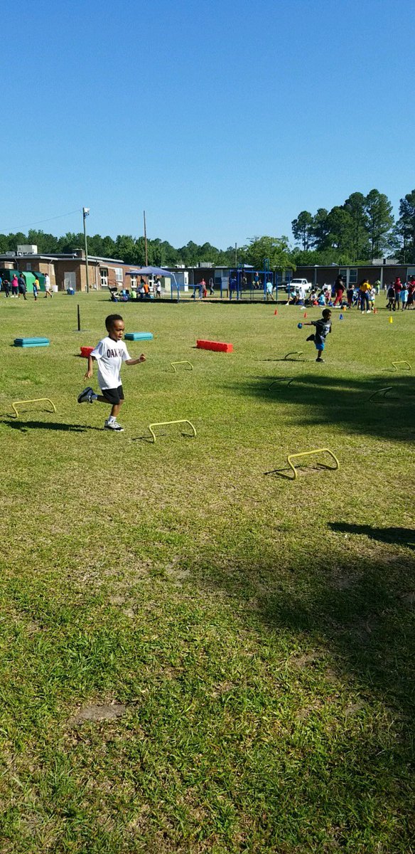 BurnsideBees1's tweet image. Students are having a blast at Field Day 2019!! Water activities are keeping our scholars cool😎💦@RichlandOne