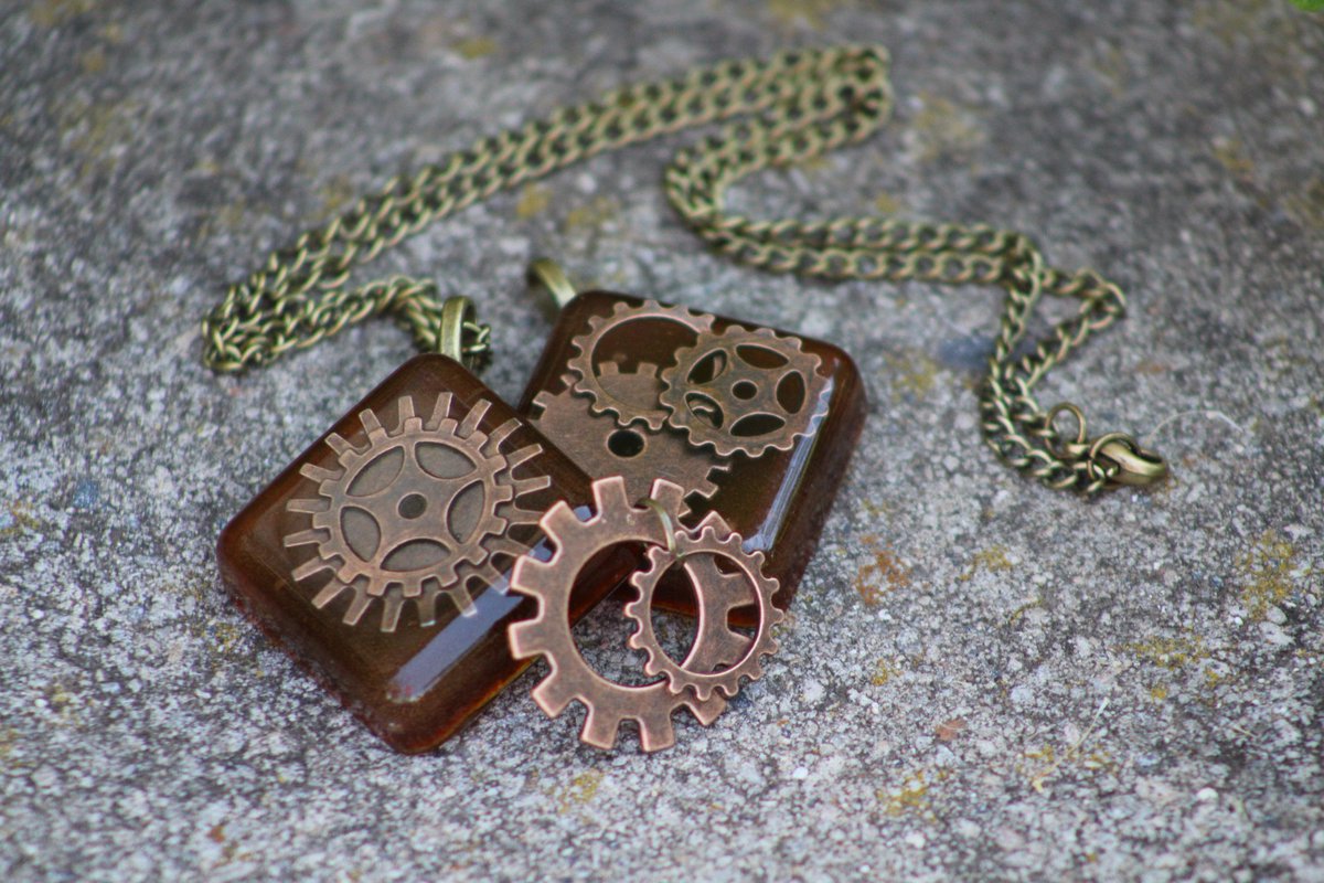 ToadstoolCraft2's tweet image. Throwing it back to an old photoshoot of my products In America! Items just like these will be live on my site soon #etsy #steampunk #cogs