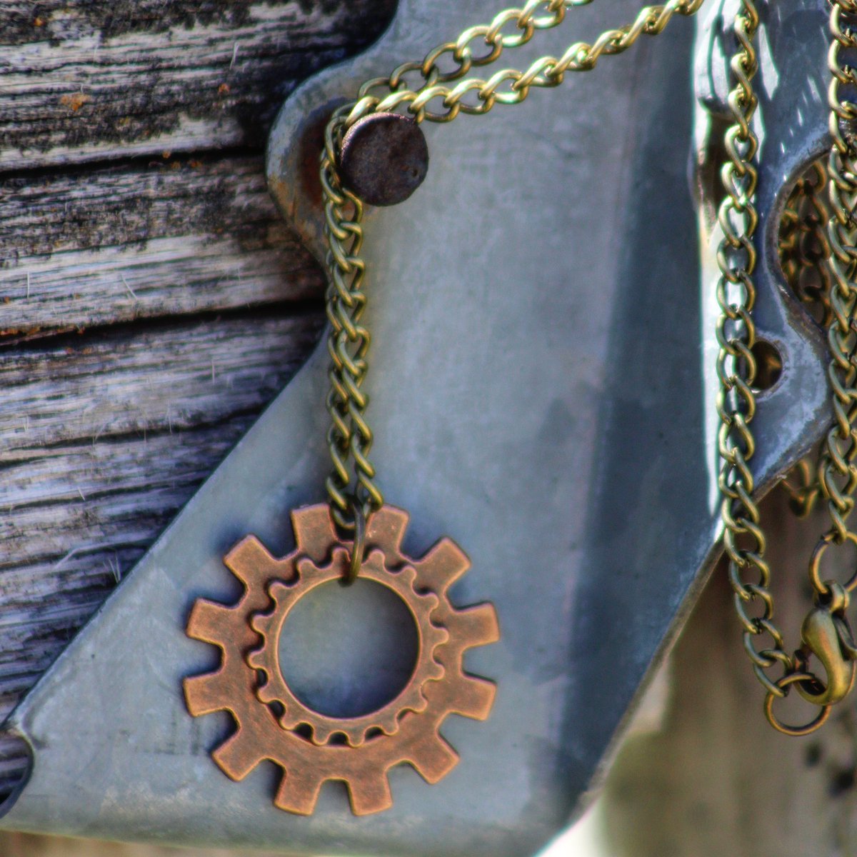 ToadstoolCraft2's tweet image. Throwing it back to an old photoshoot of my products In America! Items just like these will be live on my site soon #etsy #steampunk #cogs
