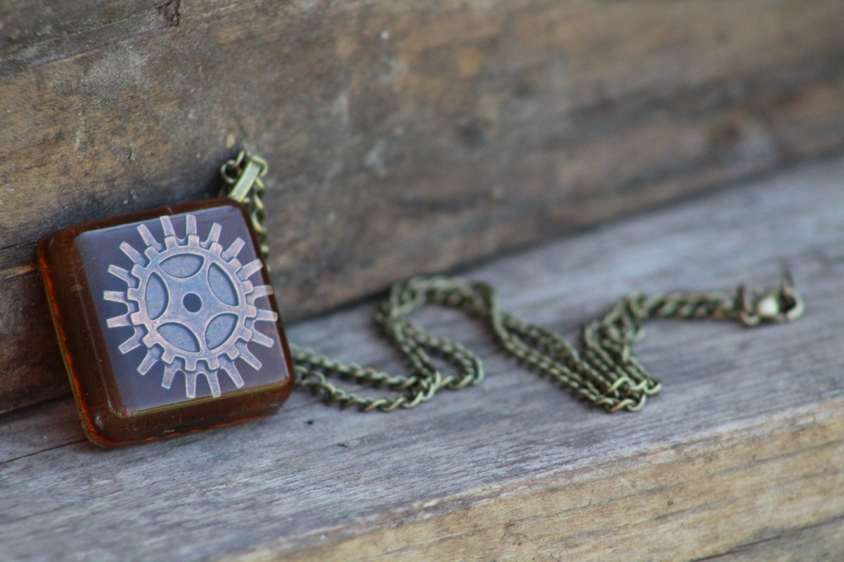 ToadstoolCraft2's tweet image. Throwing it back to an old photoshoot of my products In America! Items just like these will be live on my site soon #etsy #steampunk #cogs