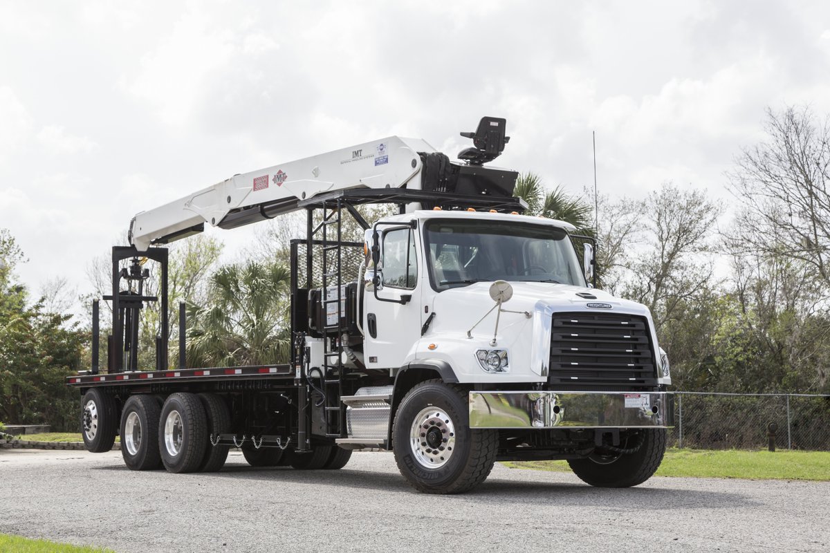 freightlinerfl's tweet photo. Safety comes standard in #114SD; its cab construction meets stringent A-pillar impact, roll-over and back wall impact tests. https://t.co/MHOHMyLblJ