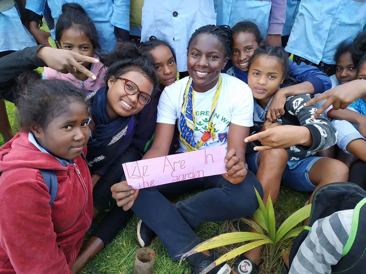 YessMpanazava's tweet image. Today we had our Good turn Community project with CFP Ambohidratrimo. We made a kitchen garden using plastics bottles

@wagggs_world
@Norecno
@YESS_Girls
#GOODTURN
#KITCHENGARDEN
#RECYCLE