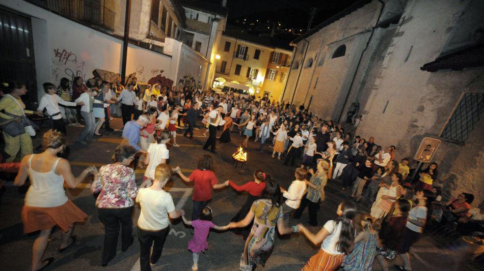 streumeyer's tweet photo. Unglaublich! Locarno bleibt eine ganze Nacht voll wach! Freinacht heisst das Zauberwort! #Lanottebianca ist voller Zauber mit zahlreichen Events aus Kultur&amp;Kulinarik! Und: alle Shops, Museen etc sind geöffnet! 26.5. asconalocarno ticinoturismo 
… https://t.co/rERYJIq4Zy