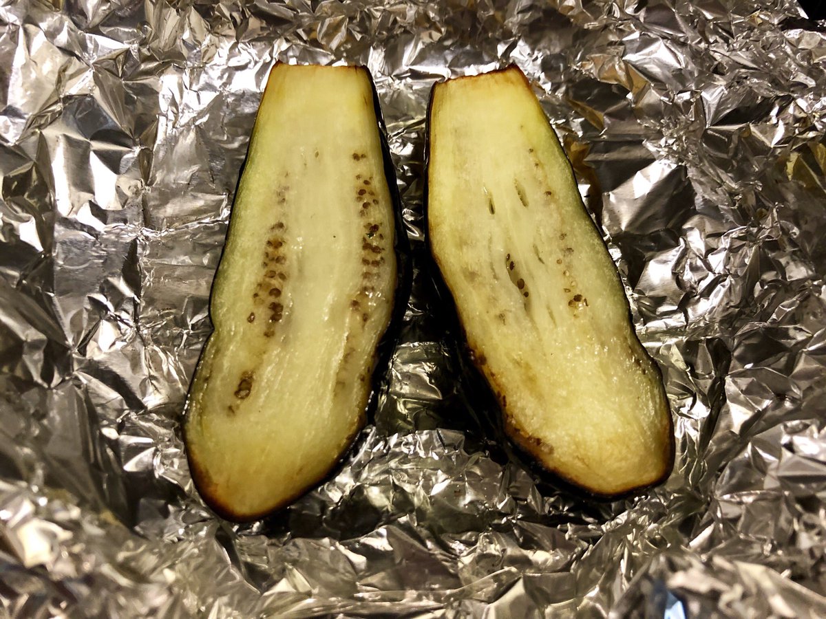 おりえ 焼き茄子 は魚焼きグリルに任せて簡易調理 半分に切ってサ 切り込み入れてサ ホイルに並べてサ 大さじ2のサラダ油入れてサ 表8分裏3分で返してサ あんたがたどこさ のノリです めんつゆかけて ここに鰹節ぶぁっ ってかけて出来上がりサ おりえ 焼き茄子 は魚焼きグリルに任せて簡易調理 半分に切ってサ 切り込み入れてサ ホイルに並べてサ 大さじ2のサラダ油入れてサ 表8分裏3分で返してサ あんたがたどこさ のノリです めんつゆかけて ここに鰹節ぶぁっ ってかけて出来上がりサ