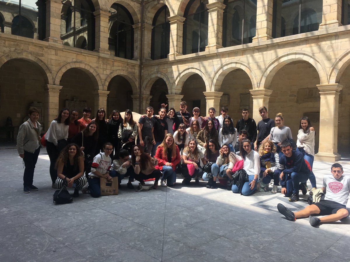 ZORIONAK MAR!
Mar Quijano Batxilergoko I.A-ko ikasleak Ramon Rubial Fundazioak antolatutako XVI. narratiba lehiaketan saria irabazi dau.

Sari banaketako ekitaldira klasekideekin batera joan zen Bilboko Euskal Museora, merezitako saria jasotzera.