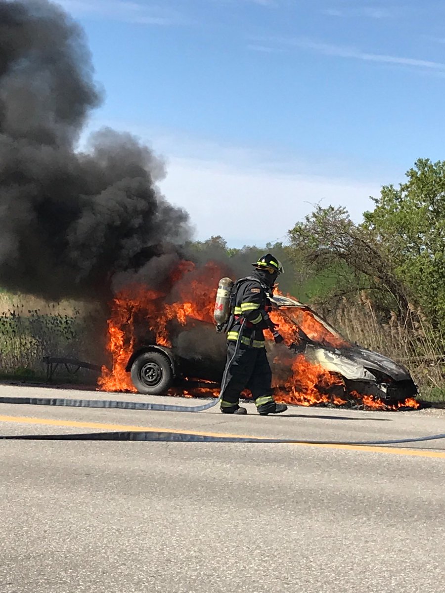 WoodstockFireDe's tweet photo. Vehicle fire south of the 401 on mill street #avoidthearea #ffsatwork https://t.co/SZdCNn4NAL