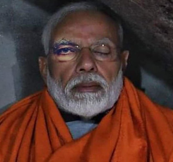 SohailBobby's tweet photo. बाबा भी था, गुफा भी थी, कैमरा भी था, काश हन्नीप्रीत भी होती तो...अब ये अफवाह कौन फैला रहा है चुनाव हारने के बाद स्मृति ईरानी शामिल होंगी गुफा में? 😂 मित्रो नाम मोदी काम सिरफ और सिरफ बाखचोदी 😂 #ModiFlopPressConference  #ModiNeverAgain #BJPseDemocracyBachao  #RT 😳🤓👇🐦🙏 https://t.co/LK5o4Azj3R