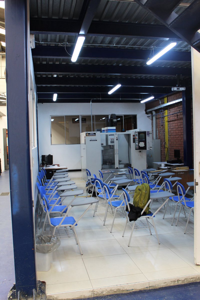 Se vende bodega. Sector Puente Aranda, La Primavera. Área 1.237 m2.  Tres salones. Ocho laboratorios. Un área de servicio. Doce baterías de baño (6 de hombre / 6 de mujer) . Una oficina. Pisos en cemento y porcelanato.