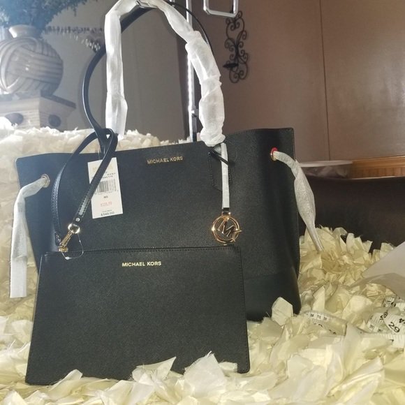 NatCrom's tweet photo. So good I had to share! Check out all the items I'm loving on @Poshmarkapp #poshmark #fashion #style #shopmycloset #michaelkors: https://t.co/z9BDkh2hKH https://t.co/d2eC2oZkTq