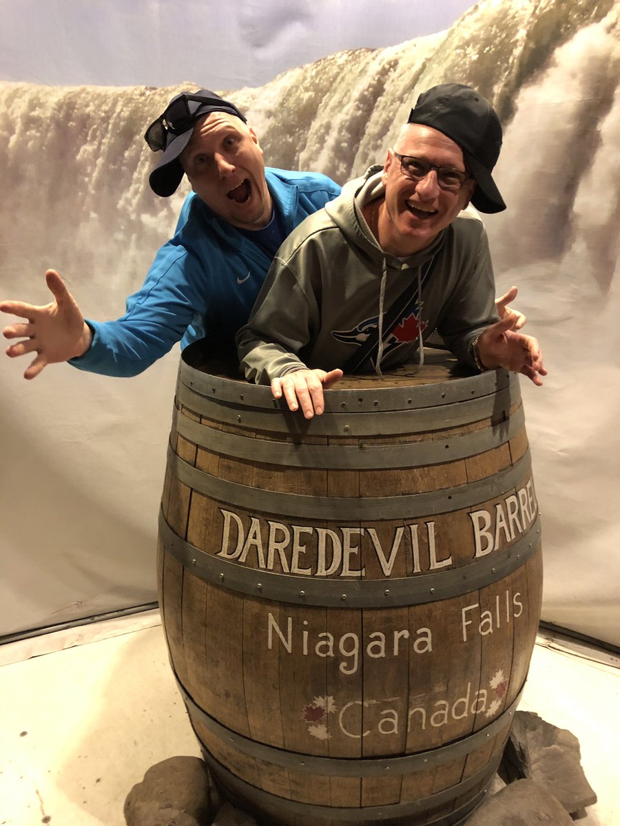 Pavy18's tweet photo. A bunch of Cardinals at the Bird Kingdom Trip in Niagara Falls! Tweet tweet! https://t.co/jnyQKI1wAN