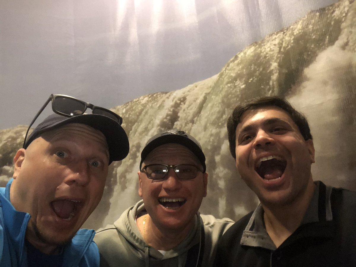 Pavy18's tweet photo. A bunch of Cardinals at the Bird Kingdom Trip in Niagara Falls! Tweet tweet! https://t.co/jnyQKI1wAN