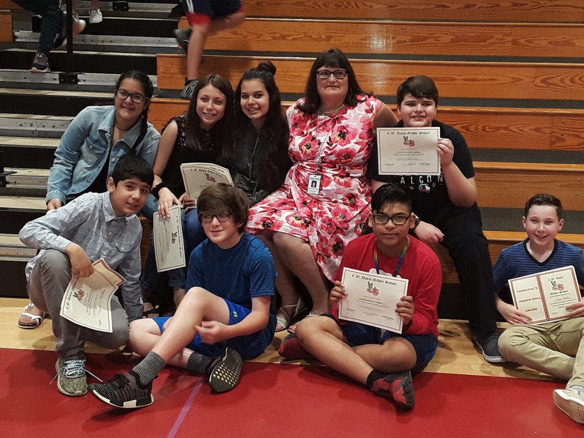 HallCo_eCourses's tweet photo. 6th graders at CW Davis MS received certificates at honors day for their achievements in Spanish 1 (Honors)!  Way to go!  @Hall_Schools @Davis_Falcons https://t.co/gDuma7egzI