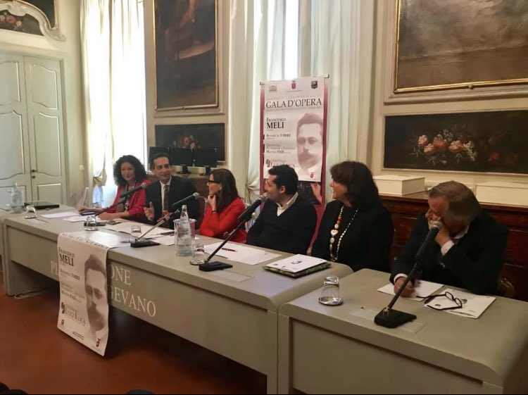 criferra65's tweet photo. Piacenza celebra Luigi #Illica nel centenario della morte, #GalaOpera-Premio Illica, piazza di Castell’Arquato, 27 luglio. Protagonista il celebre tenore #FrancescoMeli, il soprano Benedetta Torre e l’Orchestra Filarmonica Italiana diretta da Matteo Pais.@teatripiacenza https://t.co/CIroP42Ysr