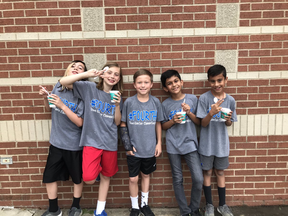 MissLimTCE's tweet photo. Field Day Fun!! 🍧💚#tce4th #BetterTogether https://t.co/rkTOJdZycr