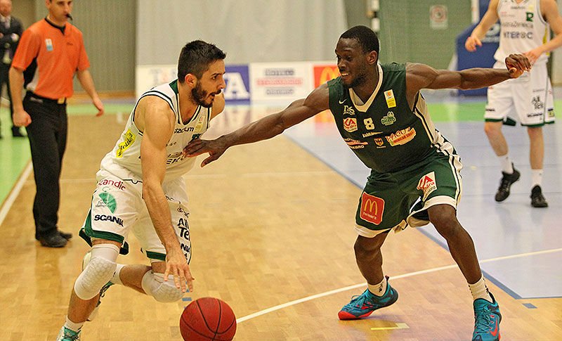 CloseUp360's tweet photo. Mike Ojo, who's played in 9 different countries, didn't let a foot injury keep him down. In our latest #OutsideShots, @Bellikemike recaps his recovery and recounts how he dealt with a frigid climate in the next stop on his world tour of pro basketball: https://t.co/K7ZlPBj6mW https://t.co/qa8nHNjBpX