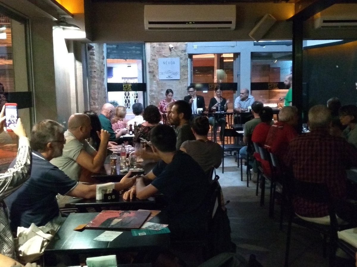 Dri_Cabanelas's tweet photo. Ontem teve #pintofscienceRJ no Teto Solar. O tema foi O que é medir? com Luiz Tarelho, Rafael Vaz e Juliana Lopes. O papo tava tão bom que se estendeu além do combinado. Hoje tem Antimatéria. Vem curtir. #pint2019 #pintofscienceBR #pintRJ #pintofscience https://t.co/vA3gM8yYO8