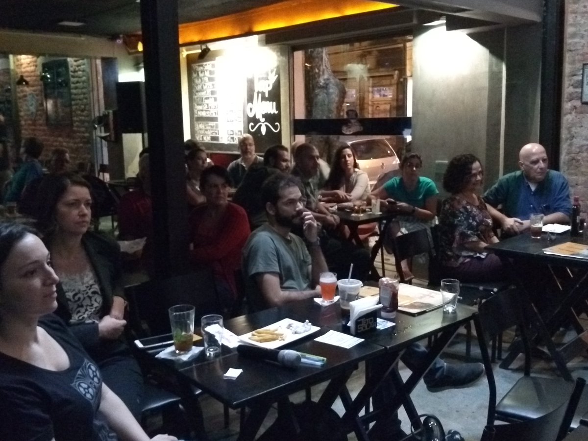 Dri_Cabanelas's tweet photo. Ontem teve #pintofscienceRJ no Teto Solar. O tema foi O que é medir? com Luiz Tarelho, Rafael Vaz e Juliana Lopes. O papo tava tão bom que se estendeu além do combinado. Hoje tem Antimatéria. Vem curtir. #pint2019 #pintofscienceBR #pintRJ #pintofscience https://t.co/vA3gM8yYO8