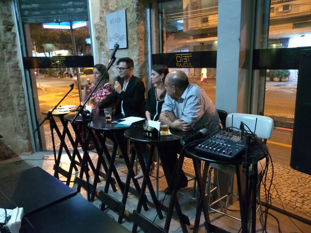 Dri_Cabanelas's tweet photo. Ontem teve #pintofscienceRJ no Teto Solar. O tema foi O que é medir? com Luiz Tarelho, Rafael Vaz e Juliana Lopes. O papo tava tão bom que se estendeu além do combinado. Hoje tem Antimatéria. Vem curtir. #pint2019 #pintofscienceBR #pintRJ #pintofscience https://t.co/vA3gM8yYO8
